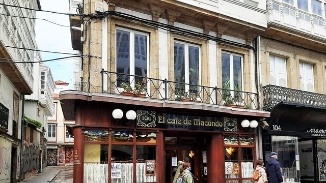 El Café de Macondo de A Coruña y el edificio en calle San Andrés 132 (hoy 106)