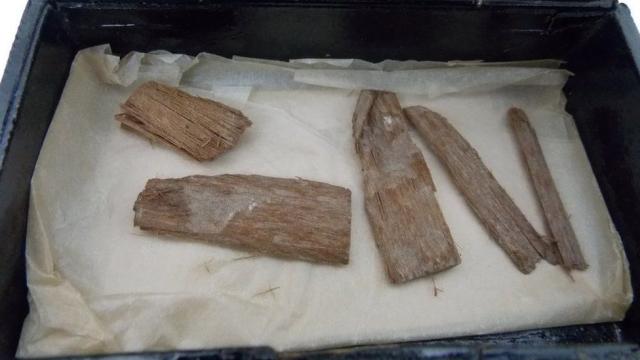 Los trozos de madera hallados en una caja de puros.