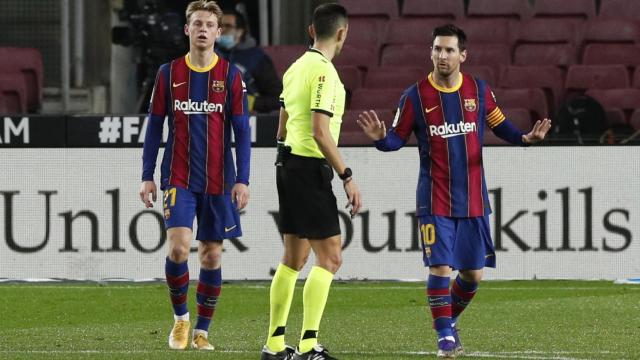 De Jong y Messi ante el árbitro Sánchez Martínez