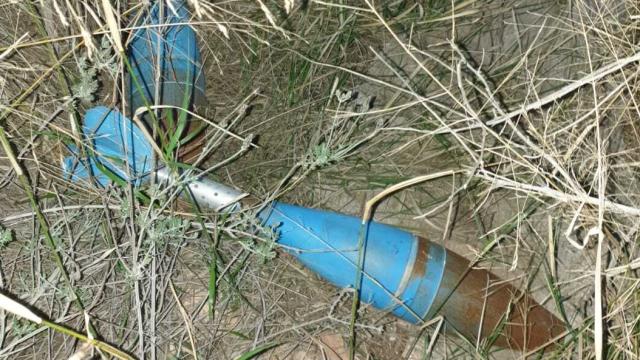 Uno de los explosivos encontrados en Alcantarilla (Murcia) junto a una pista de atletismo.