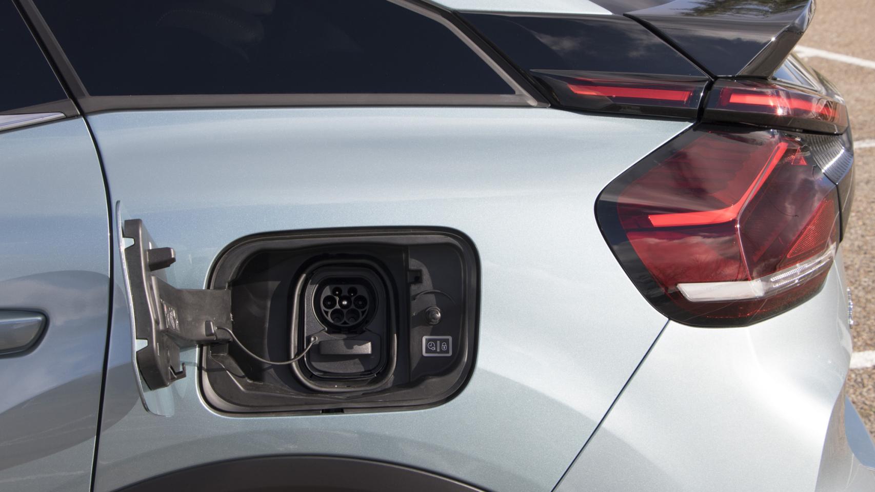 Imagen de la toma de carga de un coche eléctrico que se fabrica en España.