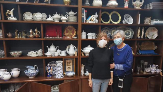 Ruiz y una de las colaboradoras de O Mercadillo.