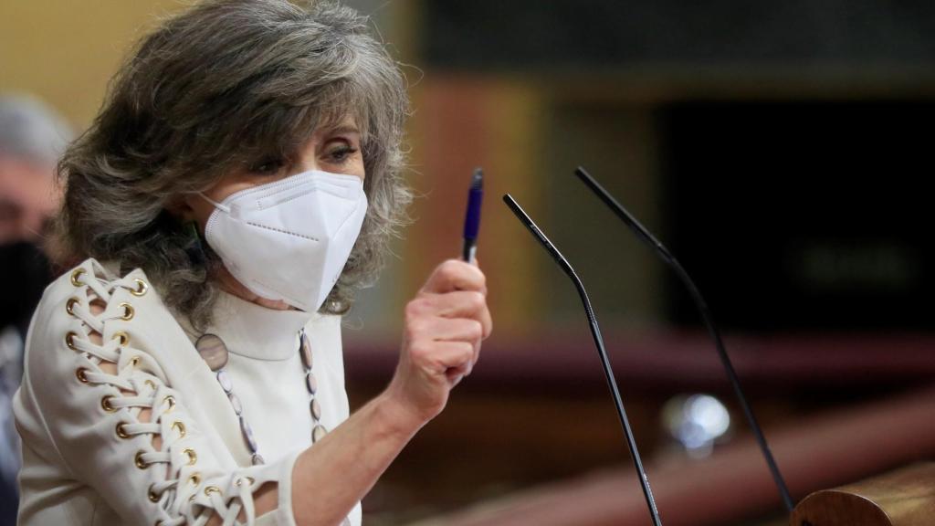 La diputada del PSOE, María Luisa Carcedo, durante su intervención en el pleno del Congreso que acelera la tramitación de la ley de la eutanasia.