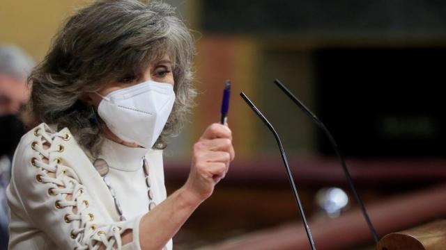 La diputada del PSOE, María Luisa Carcedo, durante su intervención en el pleno del Congreso que acelera la tramitación de la ley de la eutanasia.