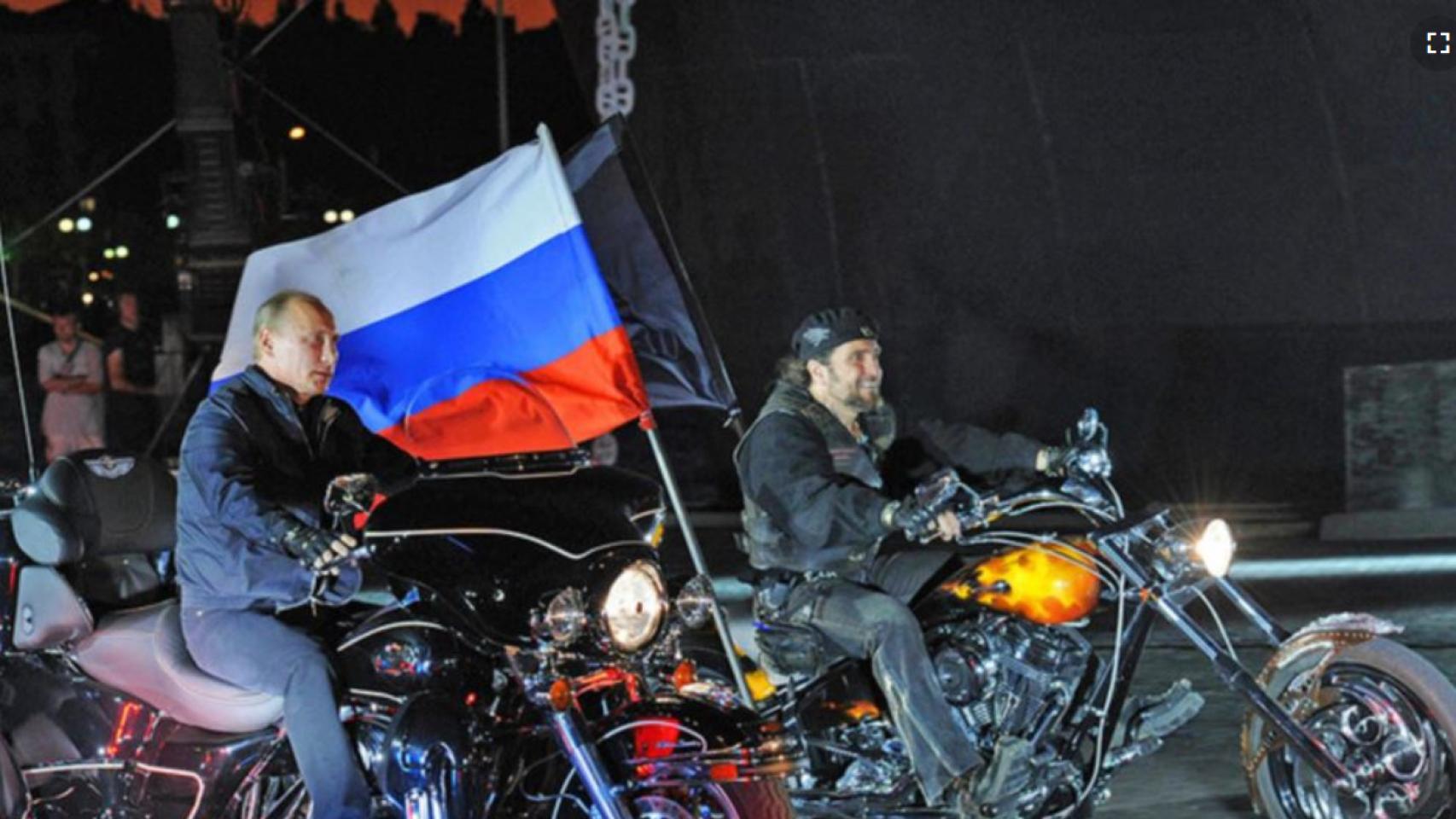 El presidente ruso Vladimir Putin junto al líder de los ‘Lobos Nocturnos Alexander Zaldostanov en una imagen de 2011.