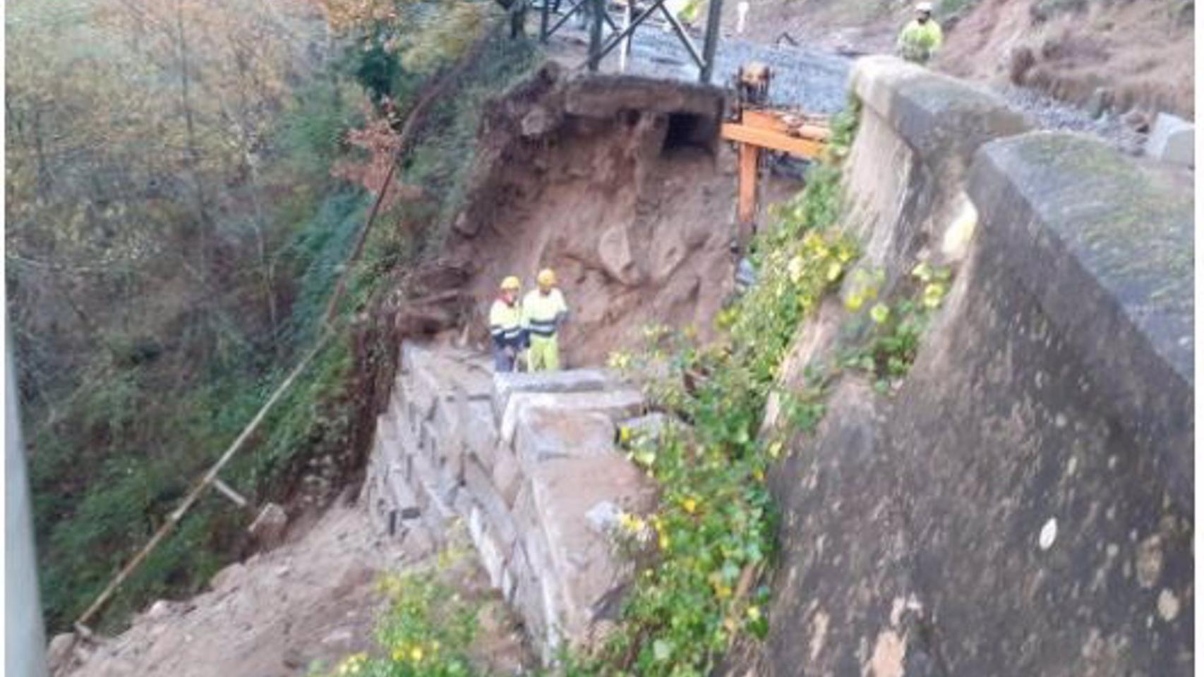 Socavón producido por las fuertes lluvias en Frieira.