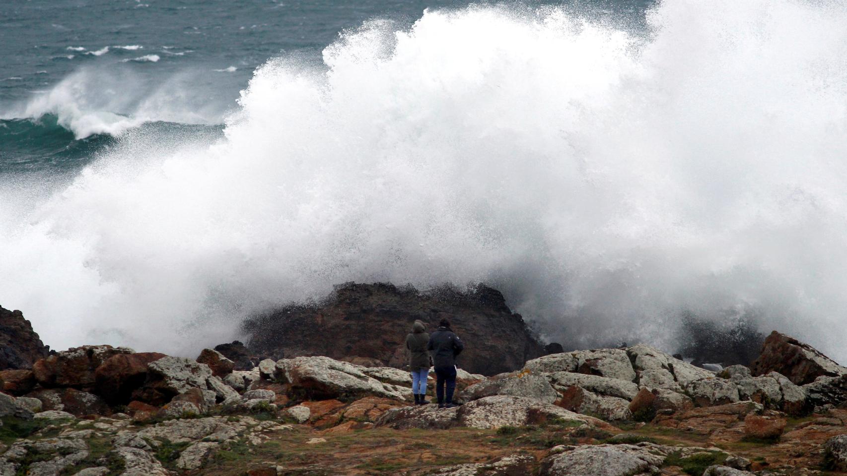 Olas de gran tamaño en la playa de Doniños de Ferrol, al noroeste de Coruña.