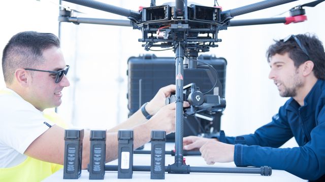 Dos técnicos manipulan un dron.
