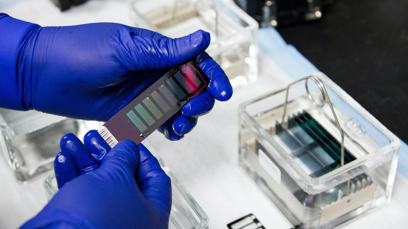 Un técnico del Cancer Genomics Research Laboratory.