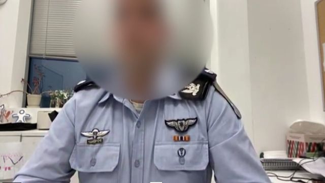 El 'mayor D', de uniforme, cuyo rostro aparece opacado por un borrón digital.