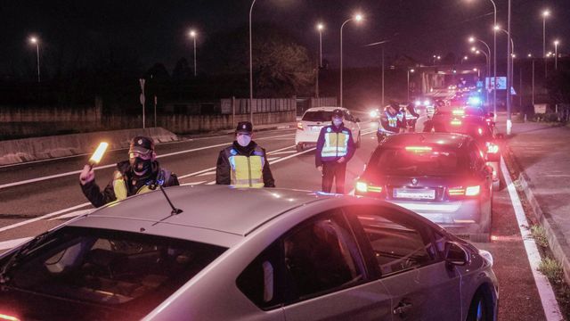 Un control de la Policía Local en Santiago de Compostela.