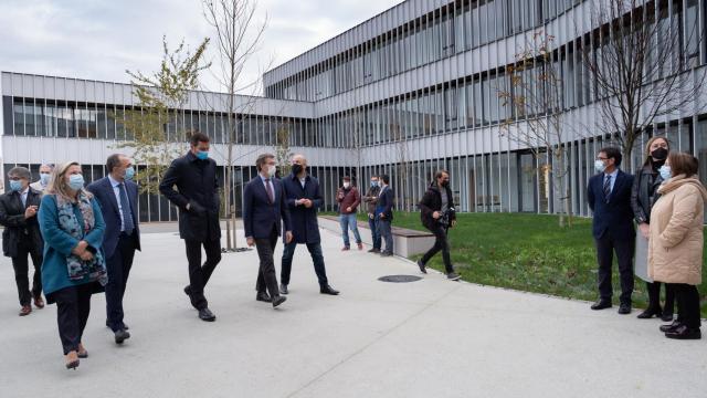 El presidente de la Xunta, Alberto Núñez Feijóo, junto a otras autoridades durante una visita al centro de salud de A Estrada.