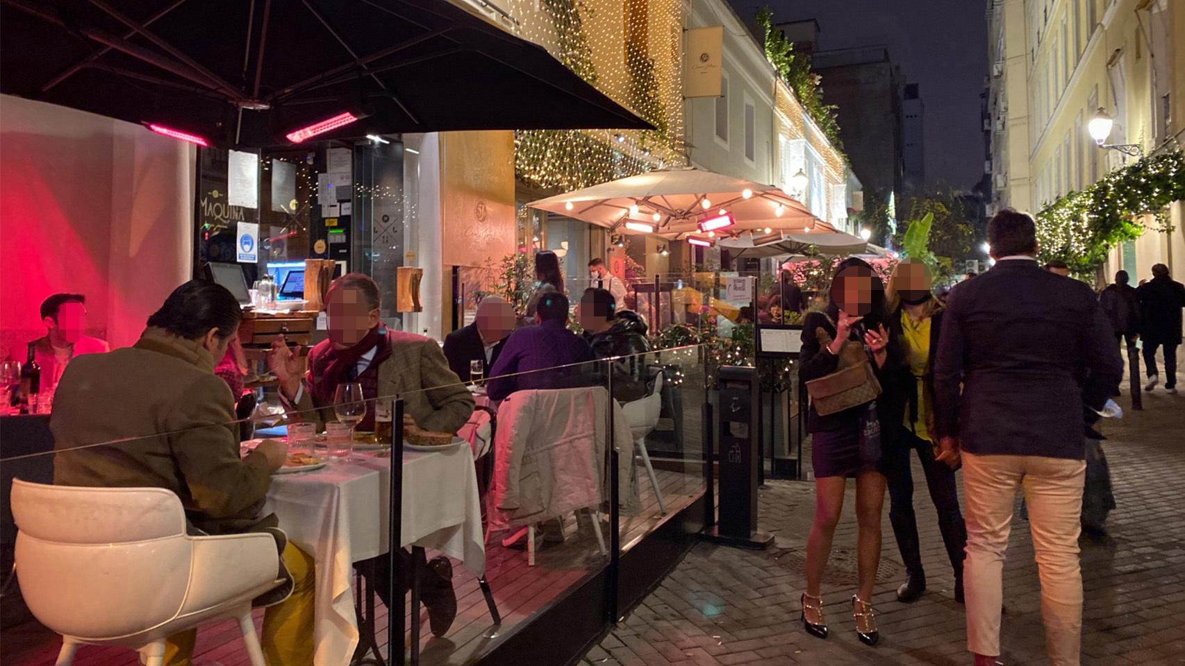 Varias personas cenando en una terraza de Madrid.