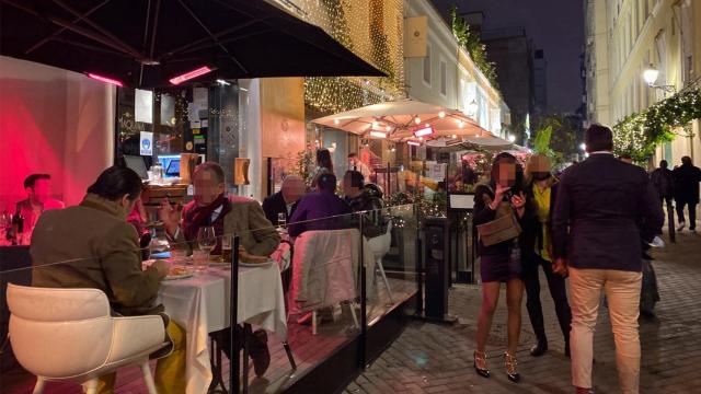 Varias personas cenando en una terraza de Madrid.