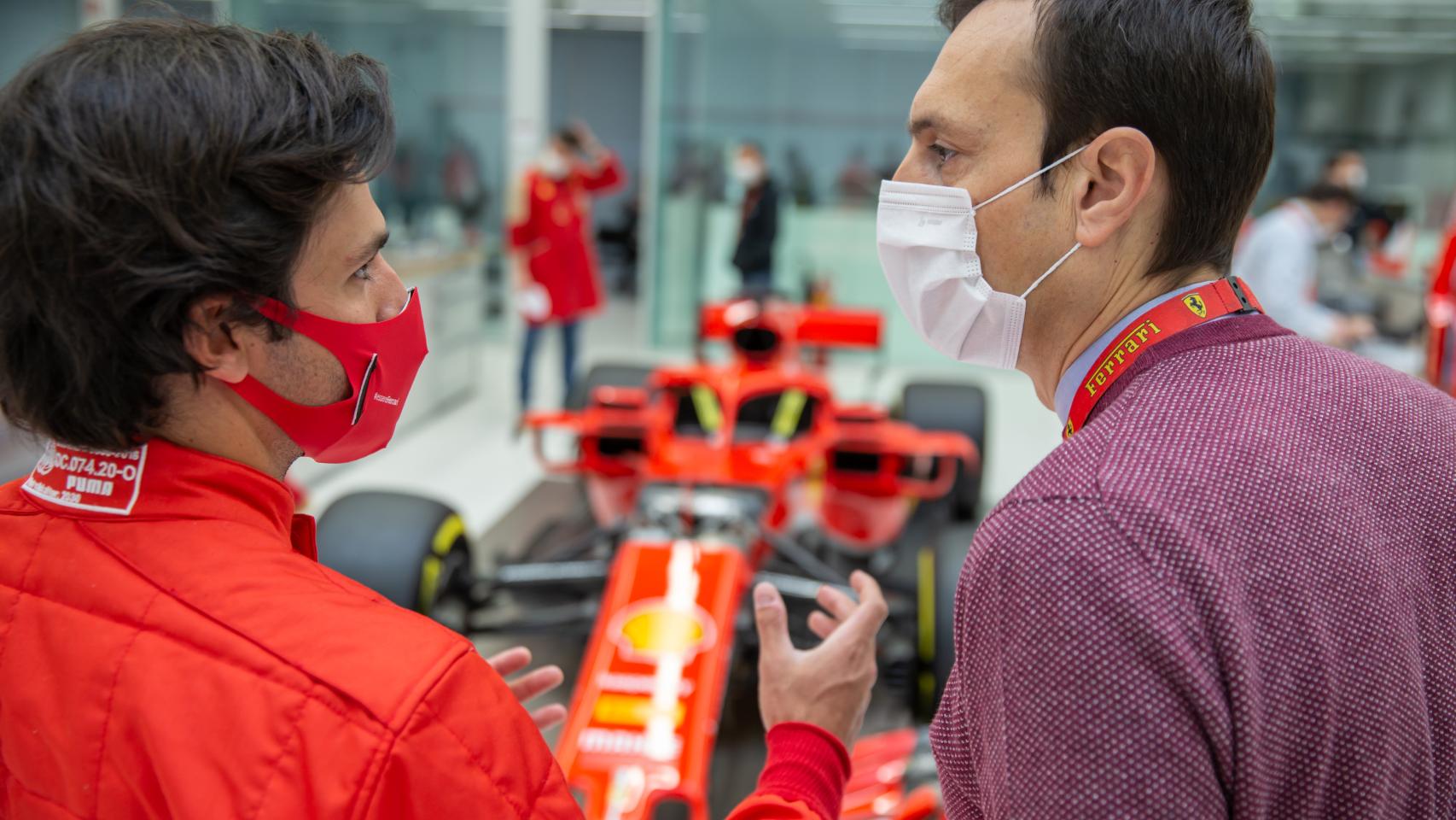 Carlos Sainz conociendo las instalaciones de Maranello en su primer día en Ferrari