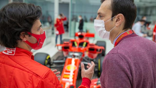 Carlos Sainz conociendo las instalaciones de Maranello en su primer día en Ferrari