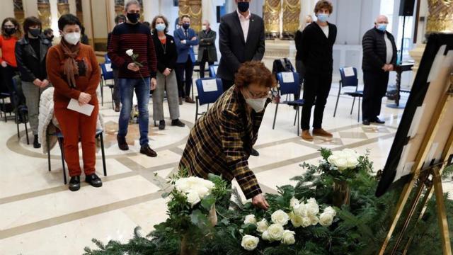 El alcalde de San Sebastián, Eneko Goia, acompañado por familiares de Mikel Zabalza, durante un homenaje.