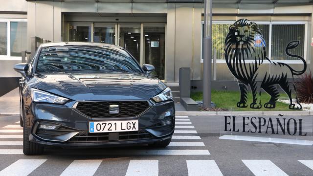 El Seat León en el edificio donde se alberga la redacción de EL ESPAÑOL.