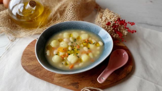 Consomé de Navidad, con ñoquis y pochas
