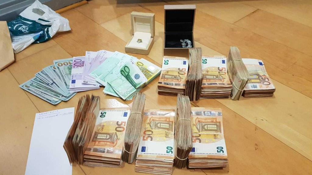 Parte del dinero incautado en el operativo contra la mafia rusa.