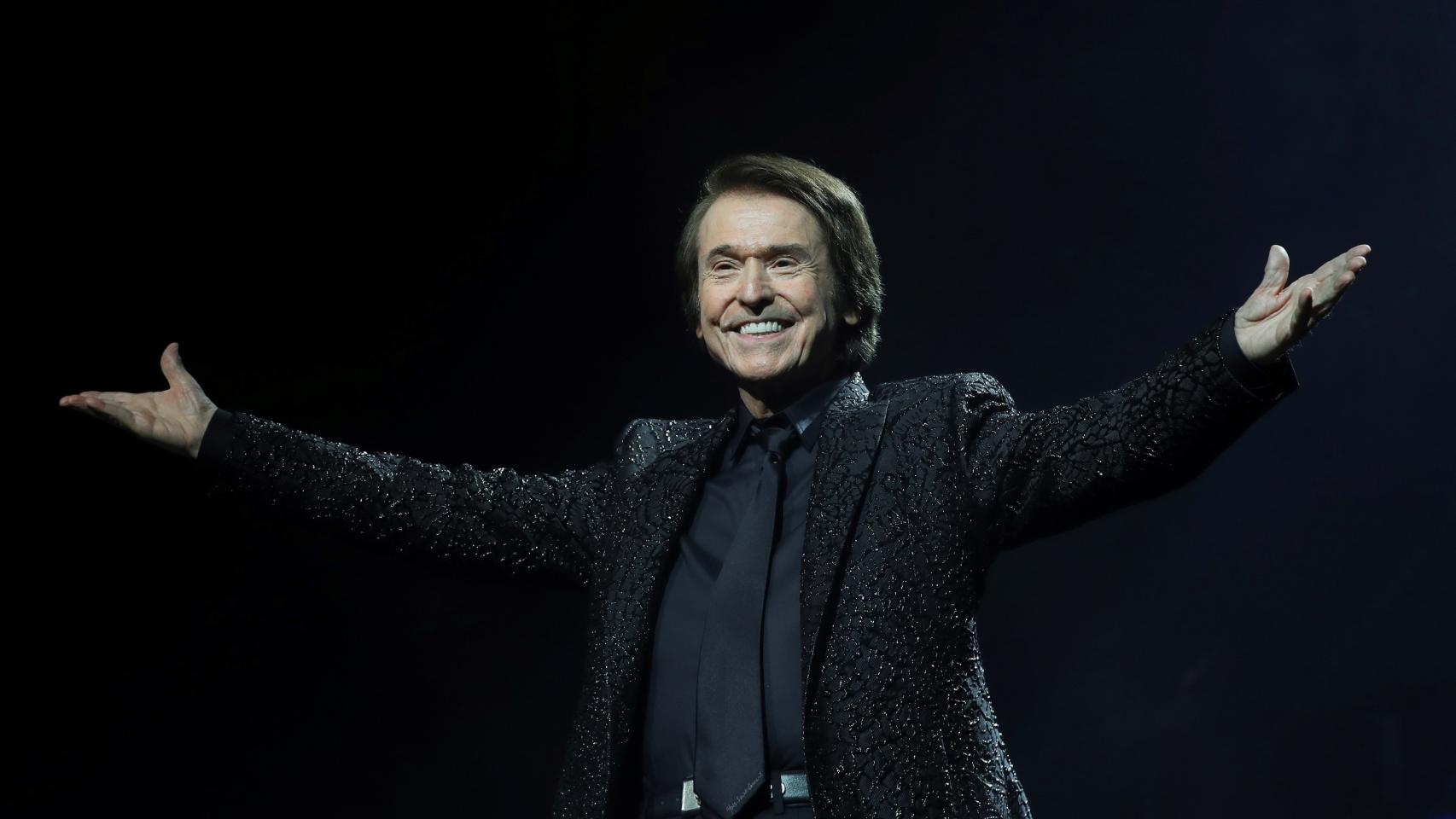 El cantante Raphael, durante el concierto que dio anoche en Madrid.