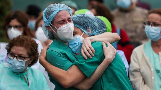 Los sanitarios del hospital Severo Ochoa (Madrid) homenajean a un compañero que falleció por Covid-19.