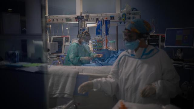 Sanitarios en la Unidad de Cuidados Intensivos del Hospital del Mar, Barcelona.