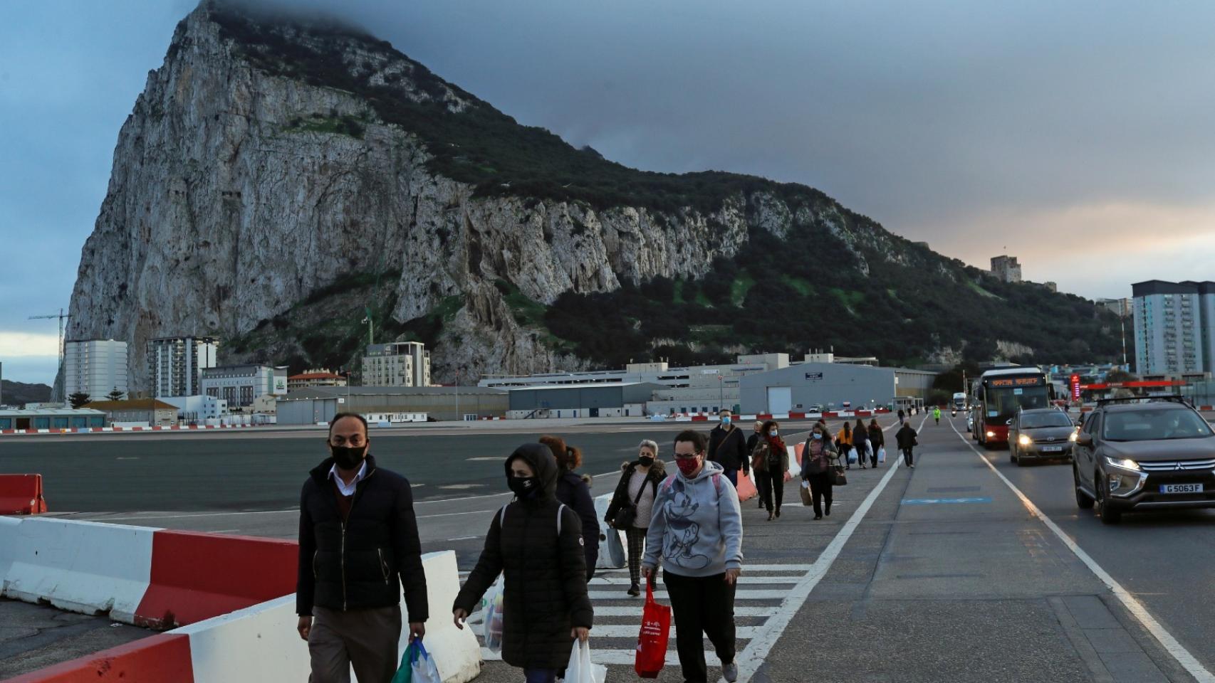 Pasajeros salen desde el aeropuerto de Gibraltar de camino a España.