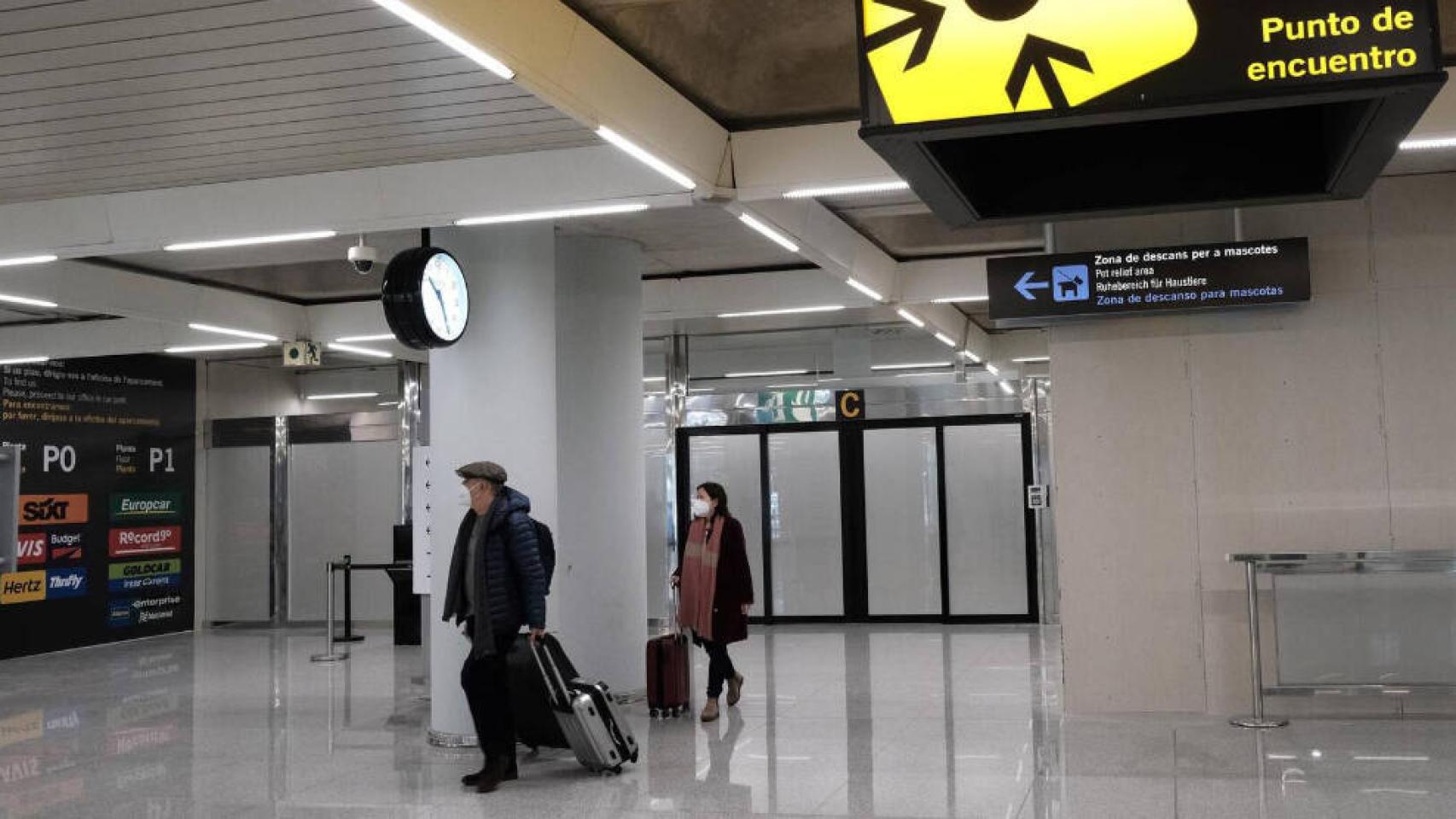 Dos personas en el aeropuerto de Palma de Mallorca.