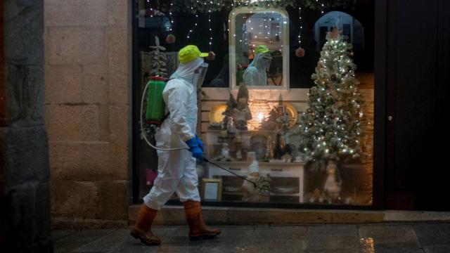 Operarios municipales realizan labores de desinfección en Orense.