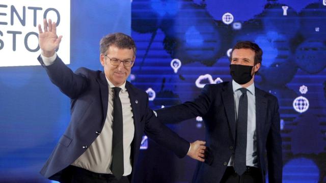 Feijóo se disculpa por aparecer sin mascarilla en un acto junto a Pablo Casado