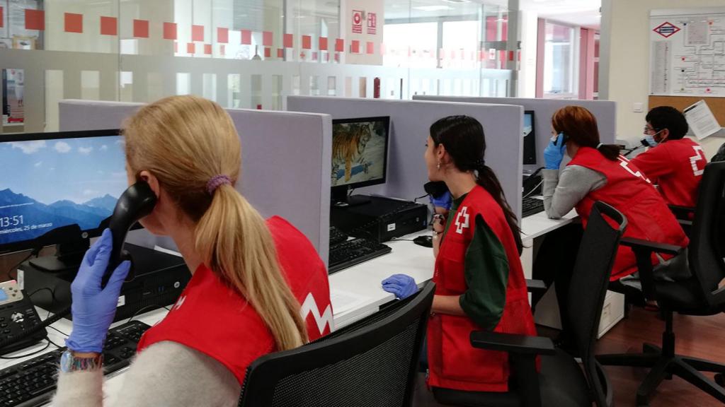 Voluntarios de Cruz Roja atendiendo llamadas.