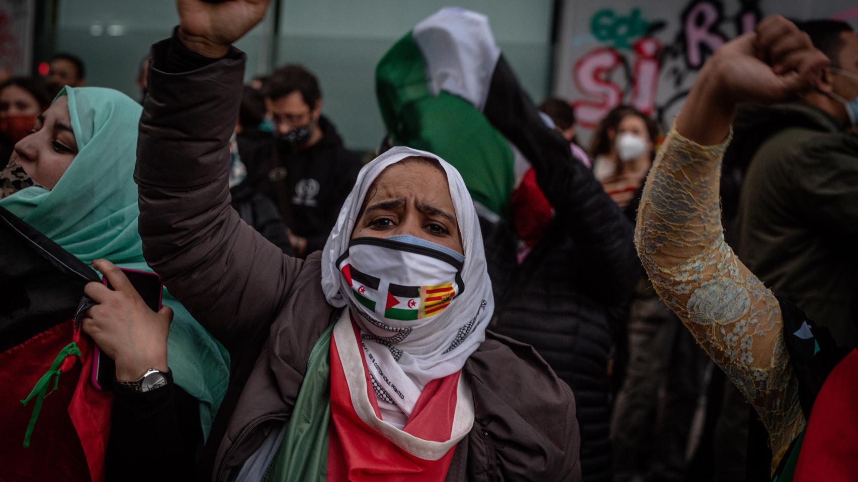 Una mujer en una protesta prosaharaui en Barcelona.
