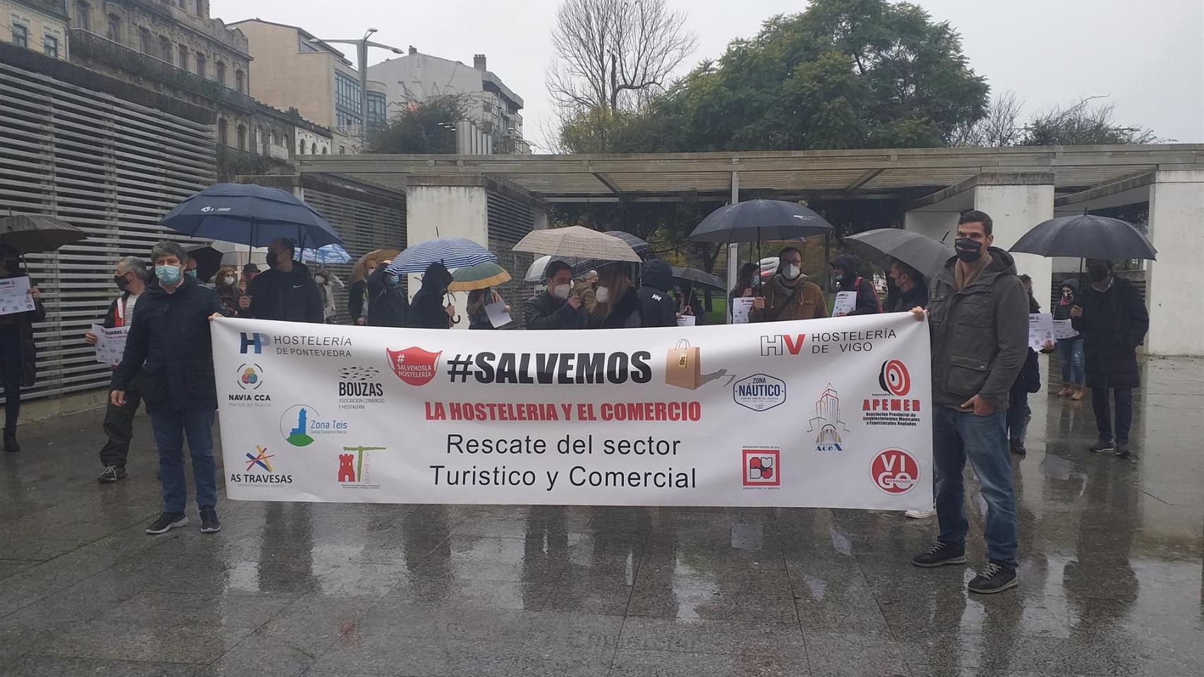 Concentración de hosteleros y comerciantes de Vigo ante el edificio administrativo de la Xunta.