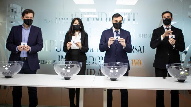 De izquierda a derecha, Cano, Vázquez, Ramírez de EL ESPAÑOL y de Luis, de Seat, con el número ganador del sorteo.