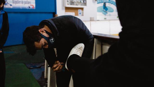 Javier Fernández, firmando un patín
