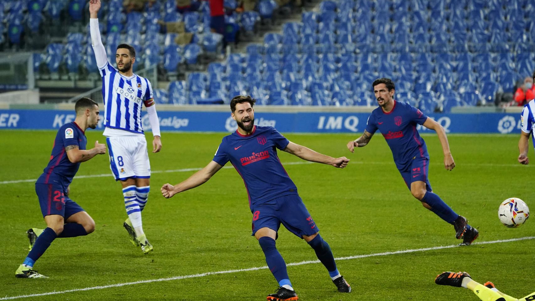 Mario Hermoso celebra su gol en el Real Sociedad - Atlético de Madrid de La Liga