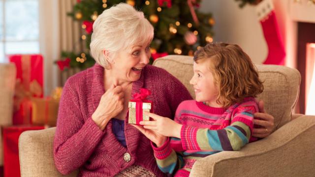 Los 7 regalos con los que sorprender a los abuelos estas fiestas