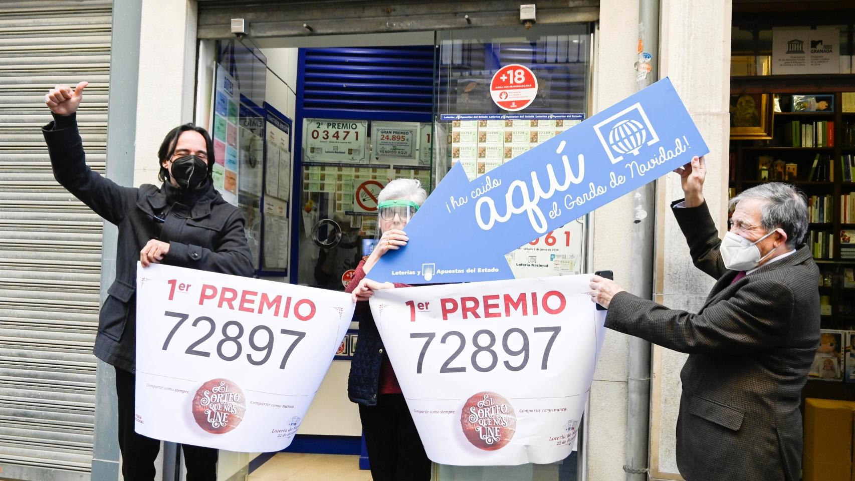Una administración de lotería celebra el reparto de premios en el último sorteo de la Lotería de Navidad.