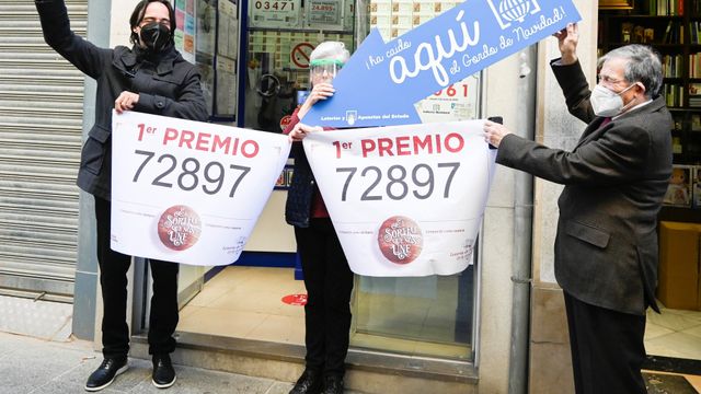 Una administración de lotería celebra el reparto de premios en el último sorteo de la Lotería de Navidad.