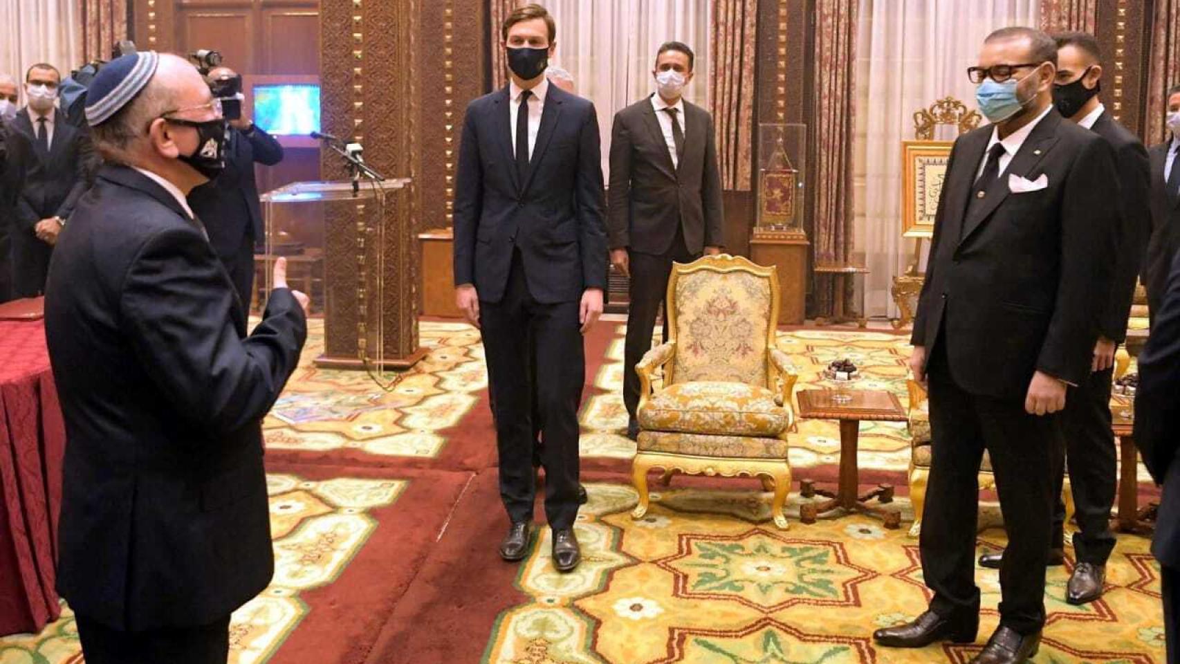 De i. a d: Meir Ben-Shabbat, asesor de Seguridad Nacional de Israel; Jared Kushner y Mohamed VI.
