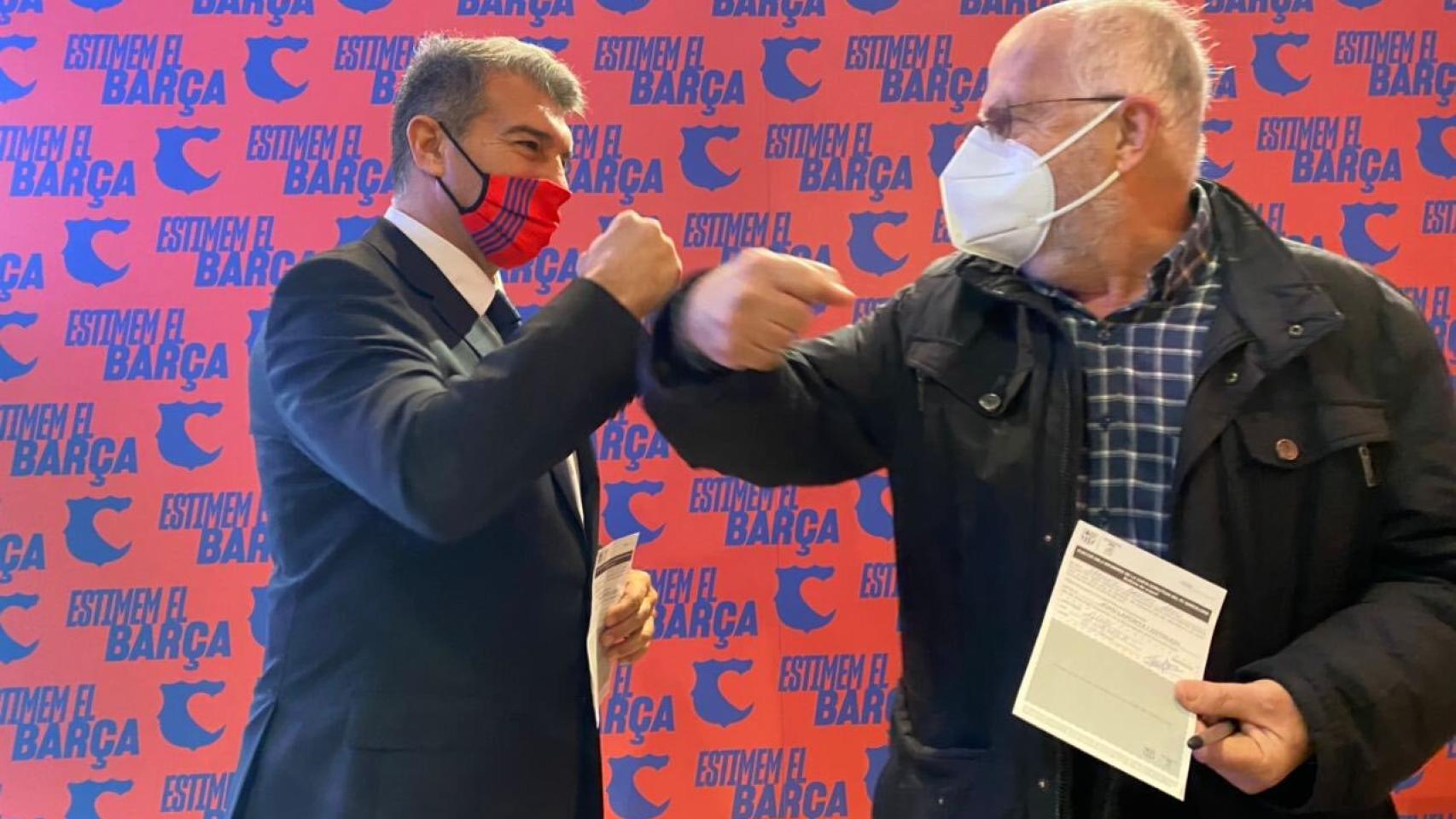 Joan Laporta, entregando una de sus papeletas a un socio