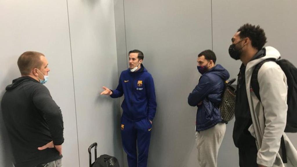 Heurtel, en el centro, habla con el presidente del CSKA, Mike James y Hilliard, de izquierda a derecha, tras quedarse tirado en Estambul