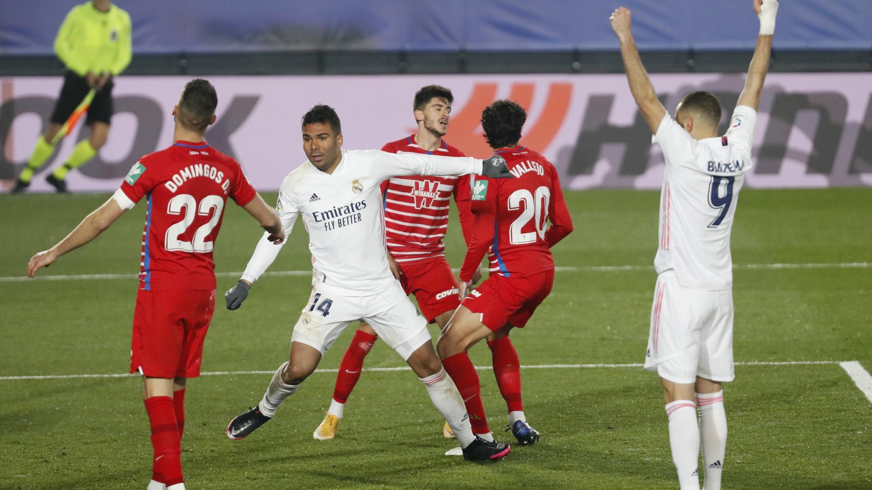Benzema celebra el gol de Casemiro al Granada