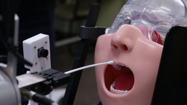 Así actúa el robot 'anti Covid' que practica PCR.