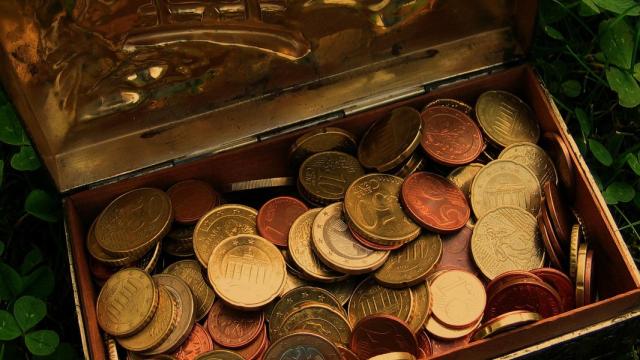 Monedas de euro en un cofre de lata.