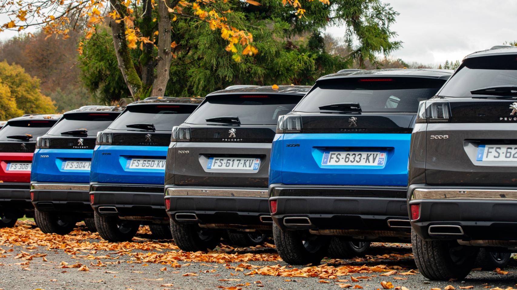 Imagen de un coche nuevo con multitud de colores en la carrocería.