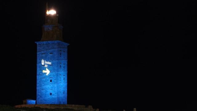 Torre de Hércules iluminada con el logotipo del Xacobeo