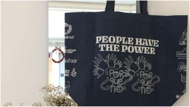 Los bolsos solidarios del Café Olimpia y la ONG ¿Por qué no?