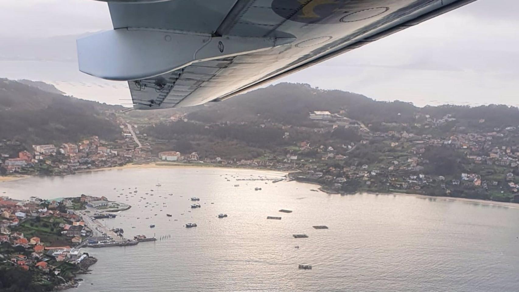 Un avión de Salvamento Marítimo controla la zona para detectar posibles vertidos.